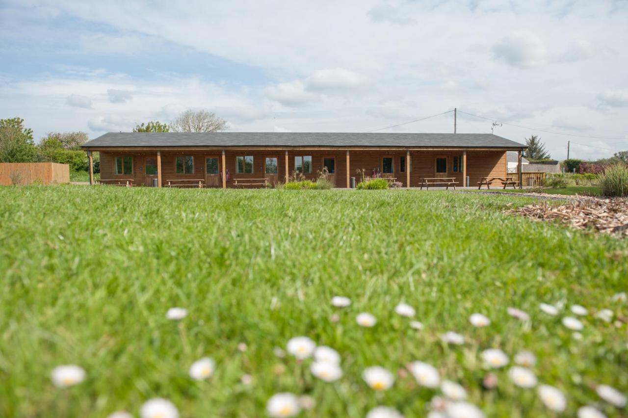 Cowbridge Cabins Motel Exterior photo